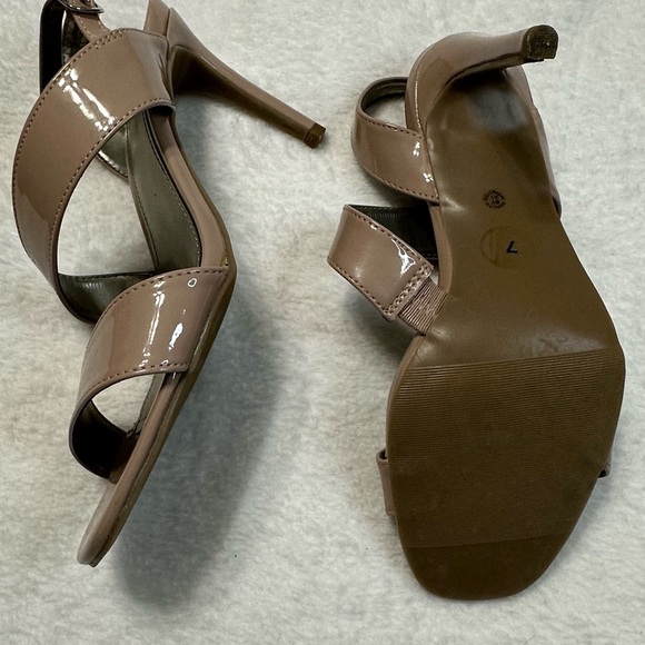 Worthington Tan Patent Leather Heels Minimalist Design - Picture 7 of 12